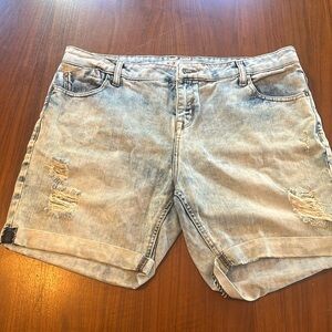 Light wash denim shorts - distressed